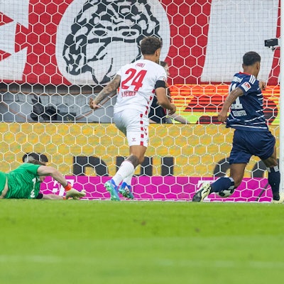 Ransford Königsdörffer erzielt das Tor zur 0:1 Führung für den HSV gegen den 1. FC Köln.