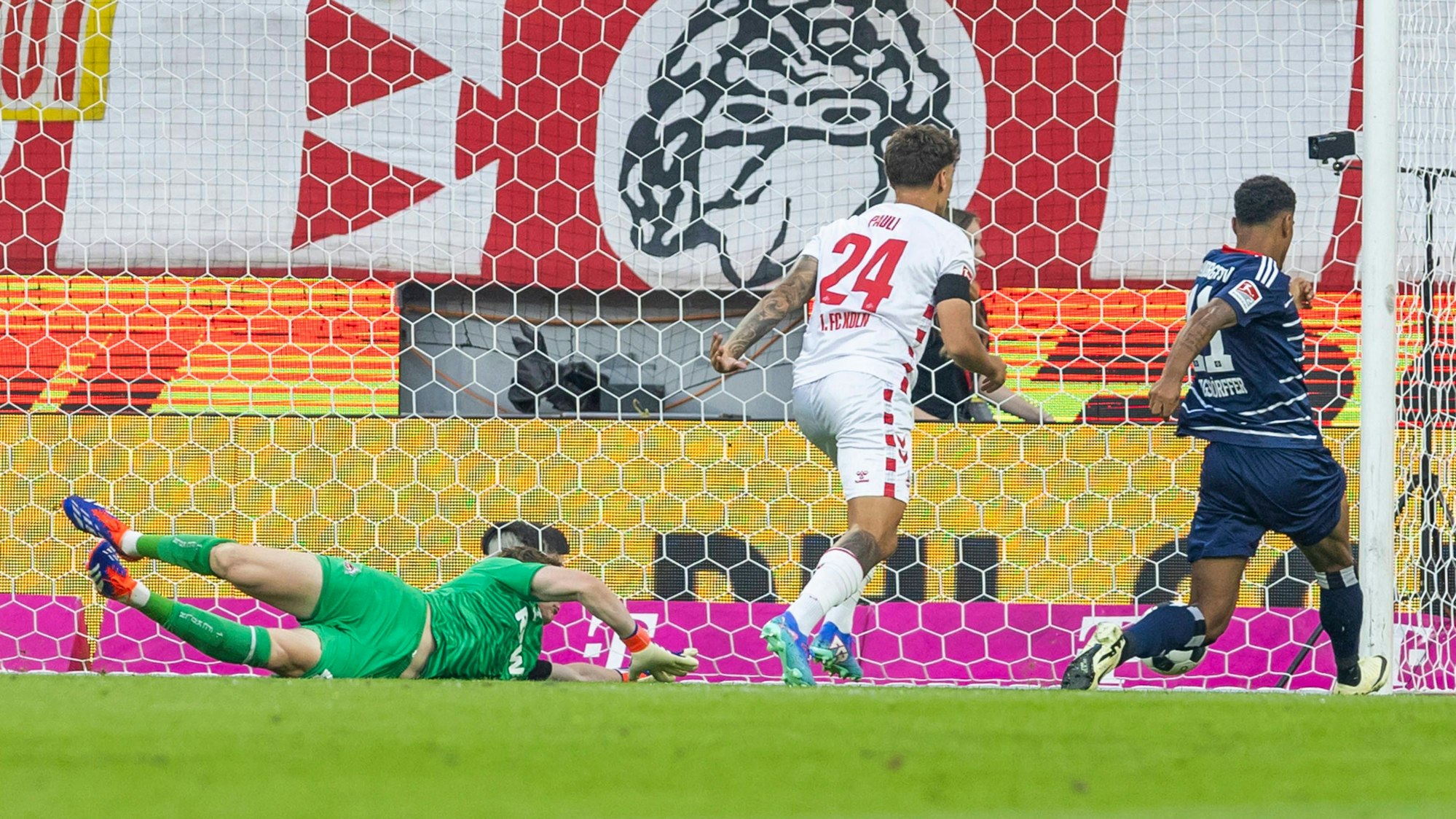 Ransford Königsdörffer erzielt das Tor zur 0:1 Führung für den HSV gegen den 1. FC Köln.
