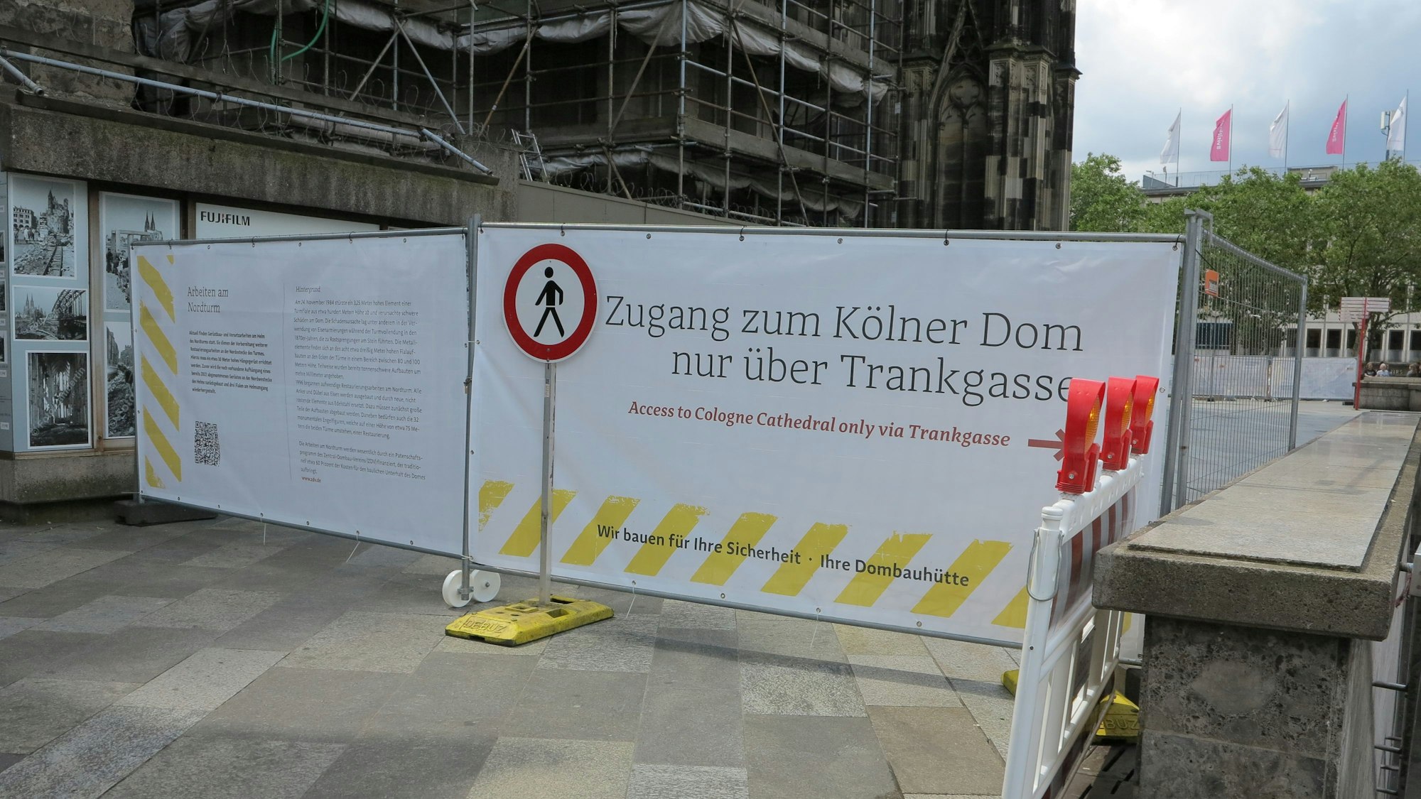 Auf den Absperrgittern wird der Grund für die Sperrung erklärt.