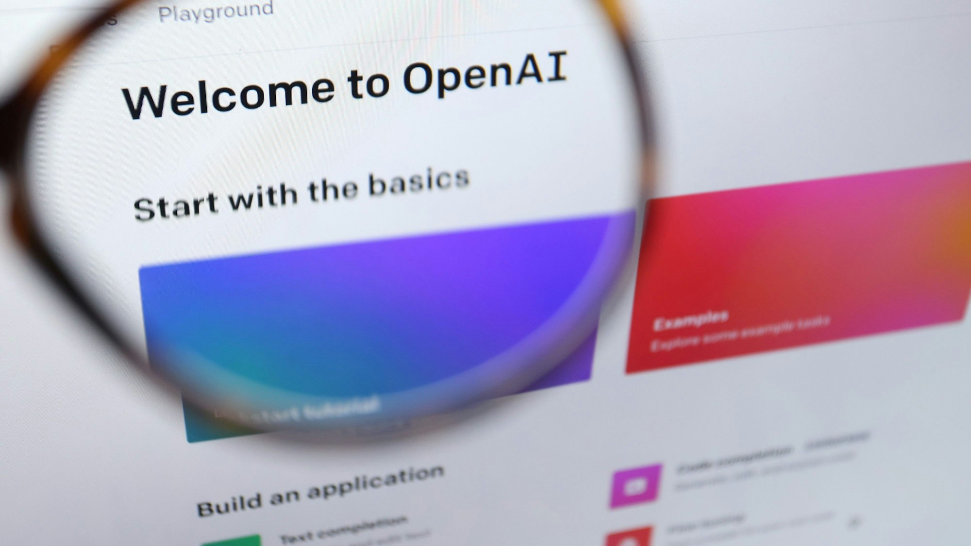 Blick durch ein Brillenglas auf die Startseite von OpenAI
