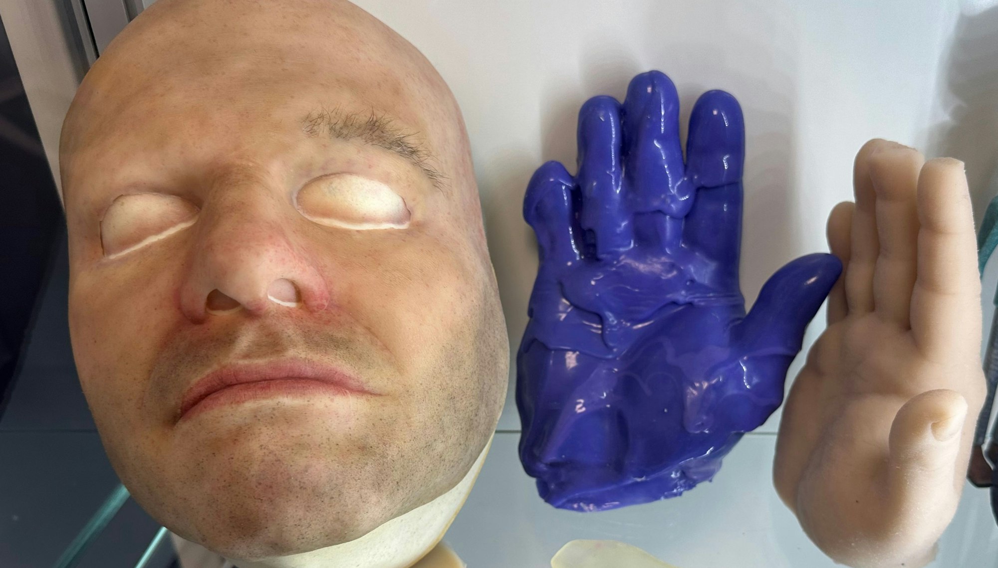 Gesichter, Fingerabdrücke - alles wird getestet. In dem gemeinsam betriebenen Biometrie Evaluations Zentrum (BEZ) in Sankt Augustin prüfen die Forscher der Hochschule in Zusammenarbeit mit dem Bundesamt für Sicherheit in der Informationstechnik (BSI) gängige Scannersysteme auf ihre Leistungsfähigkeit, Überwindungssicherheit und Anwenderfreundlichkeit.