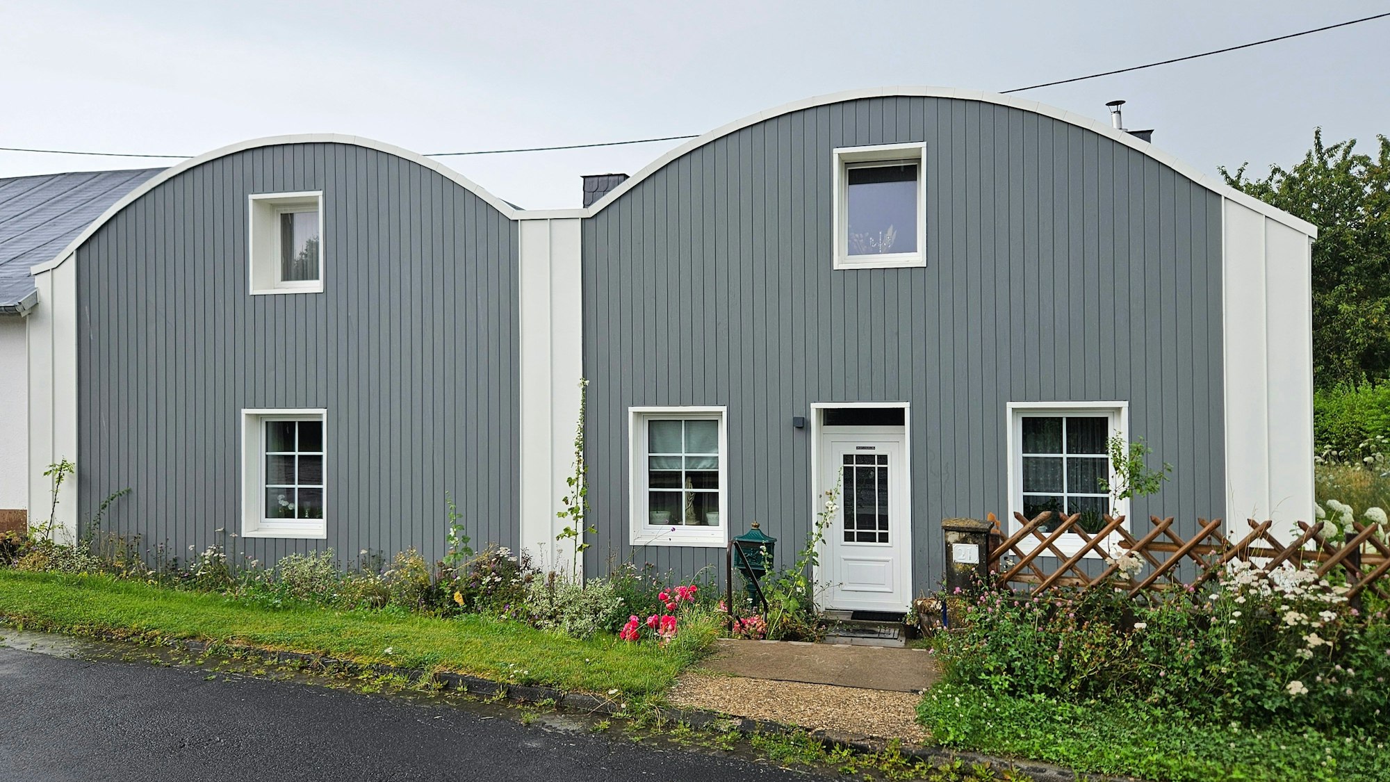 Blick auf zwei Gebäude mit gerundeten Dächern.