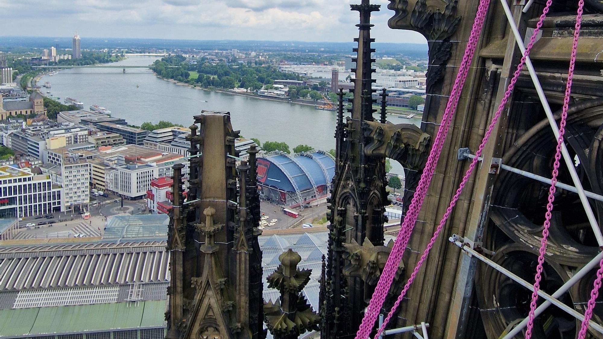Rosa Ketten hängen am Nordturm des Doms.