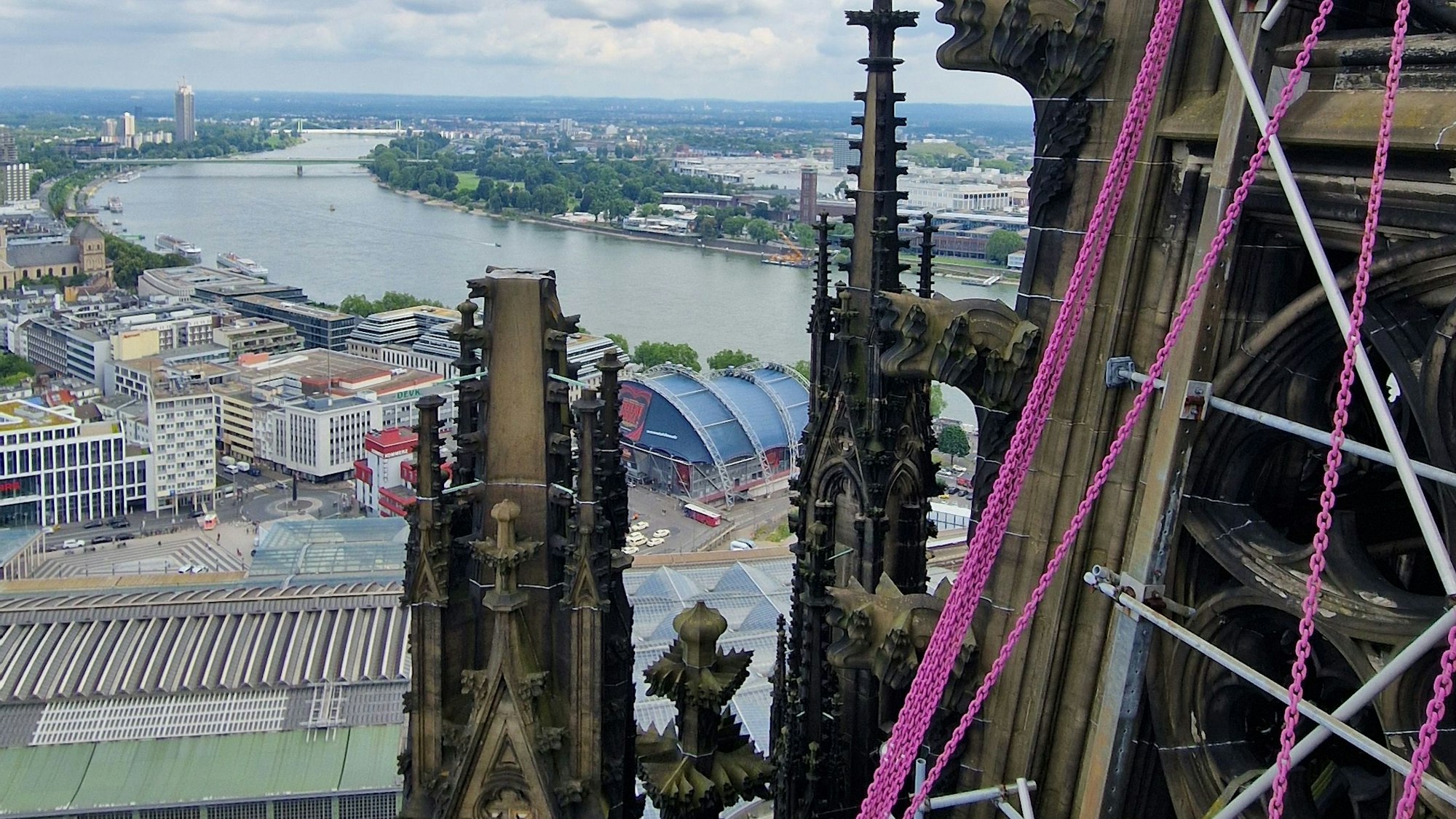Rosa Ketten hängen am Nordturm des Doms.