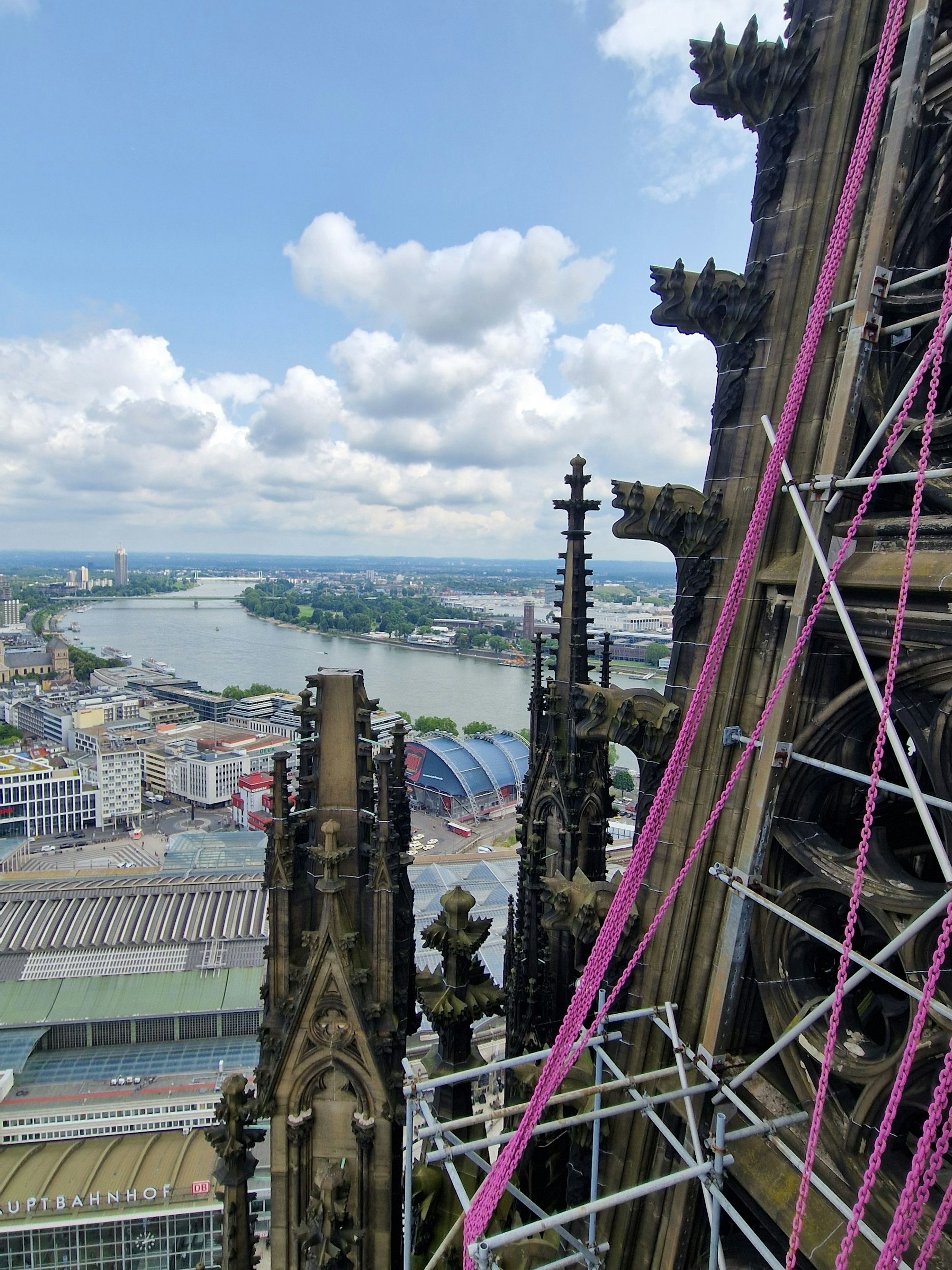 Diese Ketten müssen verlegt werden, später werden sie ein neues Hängegerüst halten.