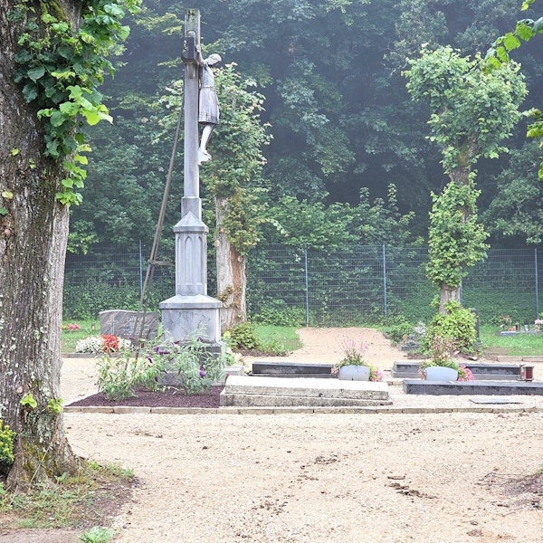 Rund um die Priestergräberanlage sind Fahrspuren zu sehen.