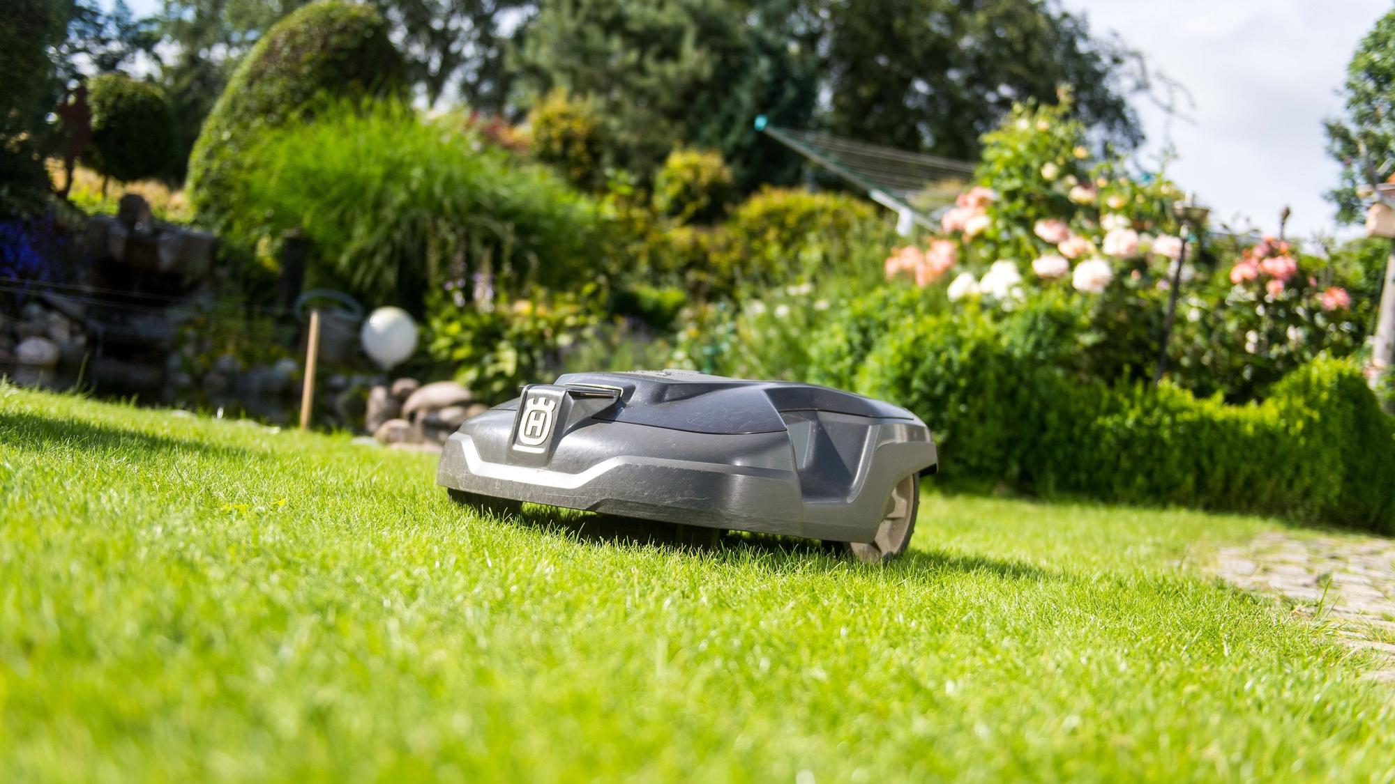 Mähroboter dürfen ab sofort nicht mehr nachts und in der Dämmerung fahren. (Archivbild)