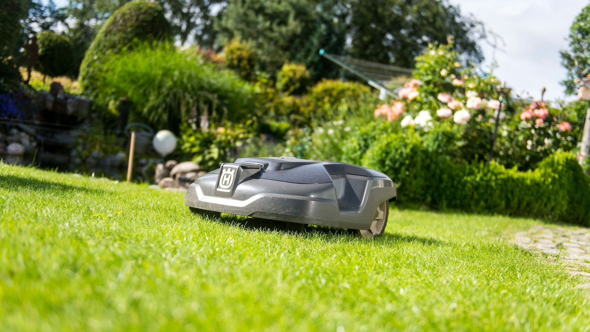Mähroboter dürfen ab sofort nicht mehr nachts und in der Dämmerung fahren. (Archivbild)