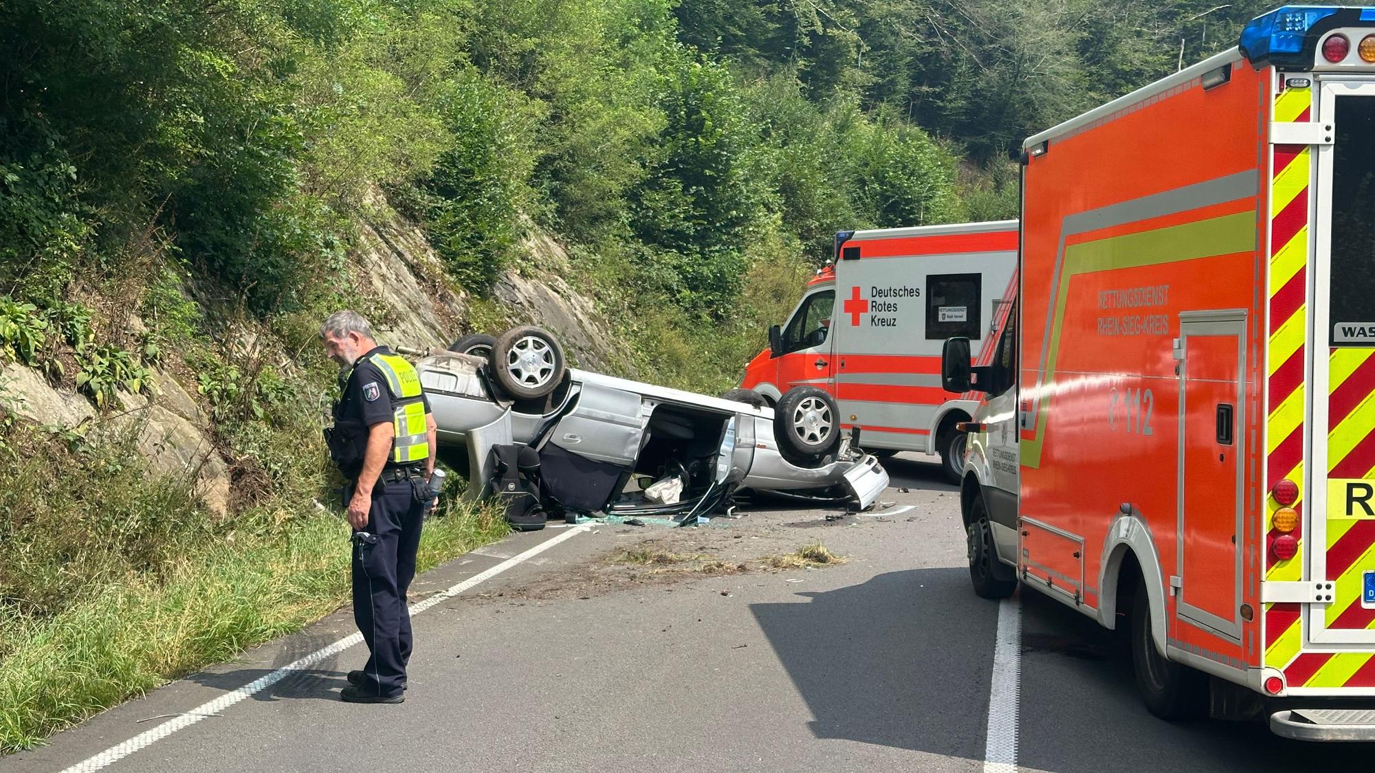 Ein Auto liegt auf dem Dach.