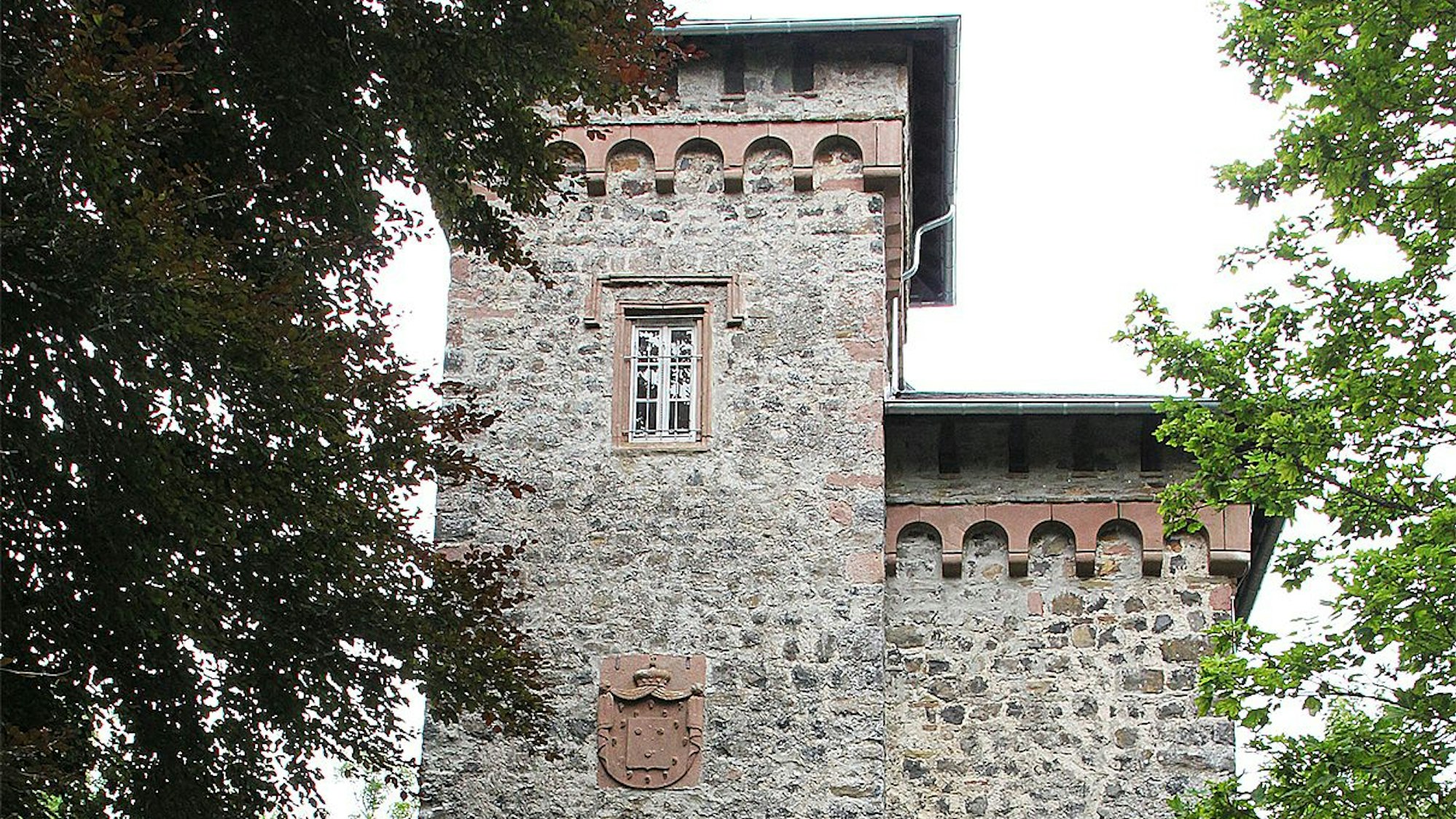 Das Bild zeigt den oberen Teil des Aussichtsturms in Aremberg.