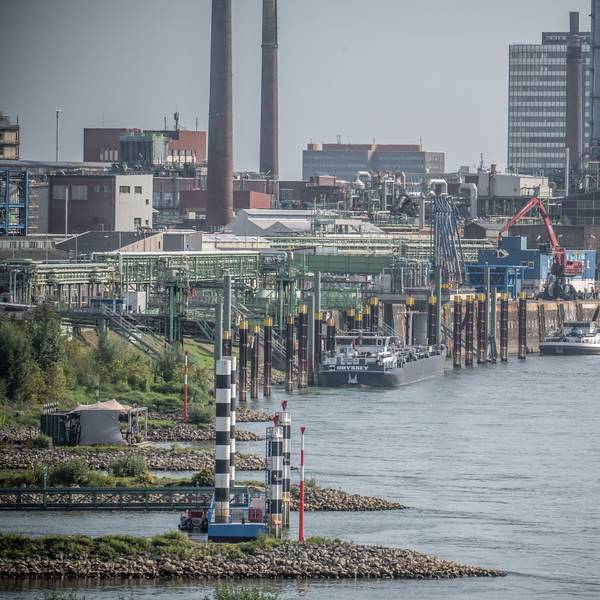 Der Chempark Leverkusen von der Wasserseite