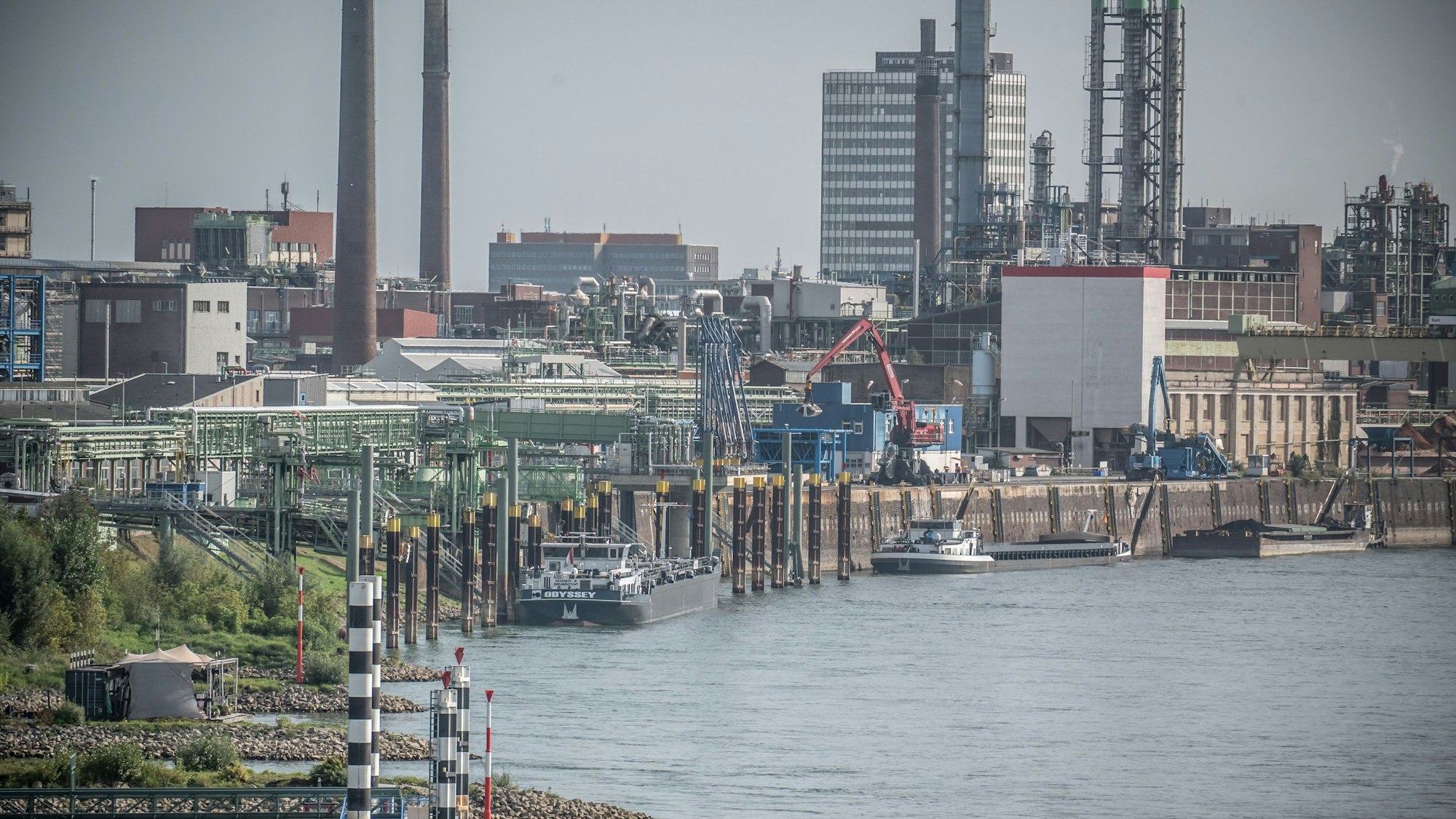 Der Chempark Leverkusen von der Wasserseite