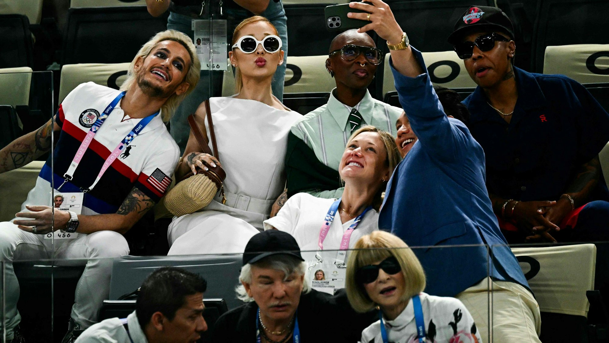 Der US-amerikanische Tänzer und Schauspieler Frankie Grande (L), die US-amerikanische Sängerin Ariana Grande (2L) und die britische Schauspielerin und Sängerin Cynthia Erivo (3L) machen ein Selfie, während sie der Qualifikation der Kunstturnerinnen bei den Olympischen Spielen 2024 in Paris in der Bercy Arena in Paris beiwohnen, am 28. Juli 2024. Hollywood hat nicht auf die Olympischen Spiele 2028 in Los Angeles gewartet: Verschiedene US-Prominente wurden bei Sportereignissen auf der Tribüne gesichtet.