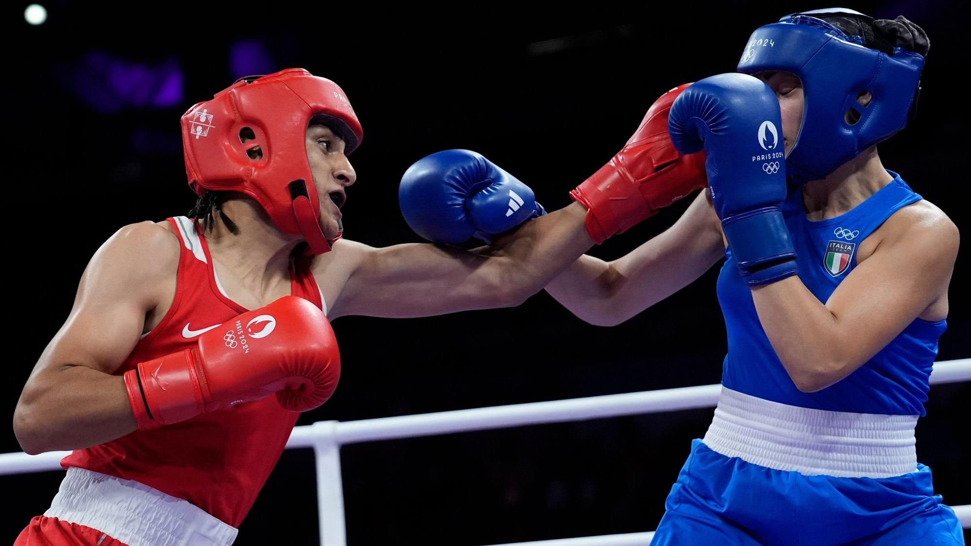 01.08.2024, Frankreich, Paris: Olympia, Paris 2024, Boxen, Frauen, 66kg, Achtelfinale, Khelif (Algerien) - Carini (Italien)
