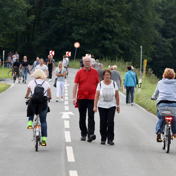 Fußgänger, Radfahrer und Inline-Skater auf der für Autos gesperrten Landstraße im Strundetal bei Bergisch Gladbach 2017.