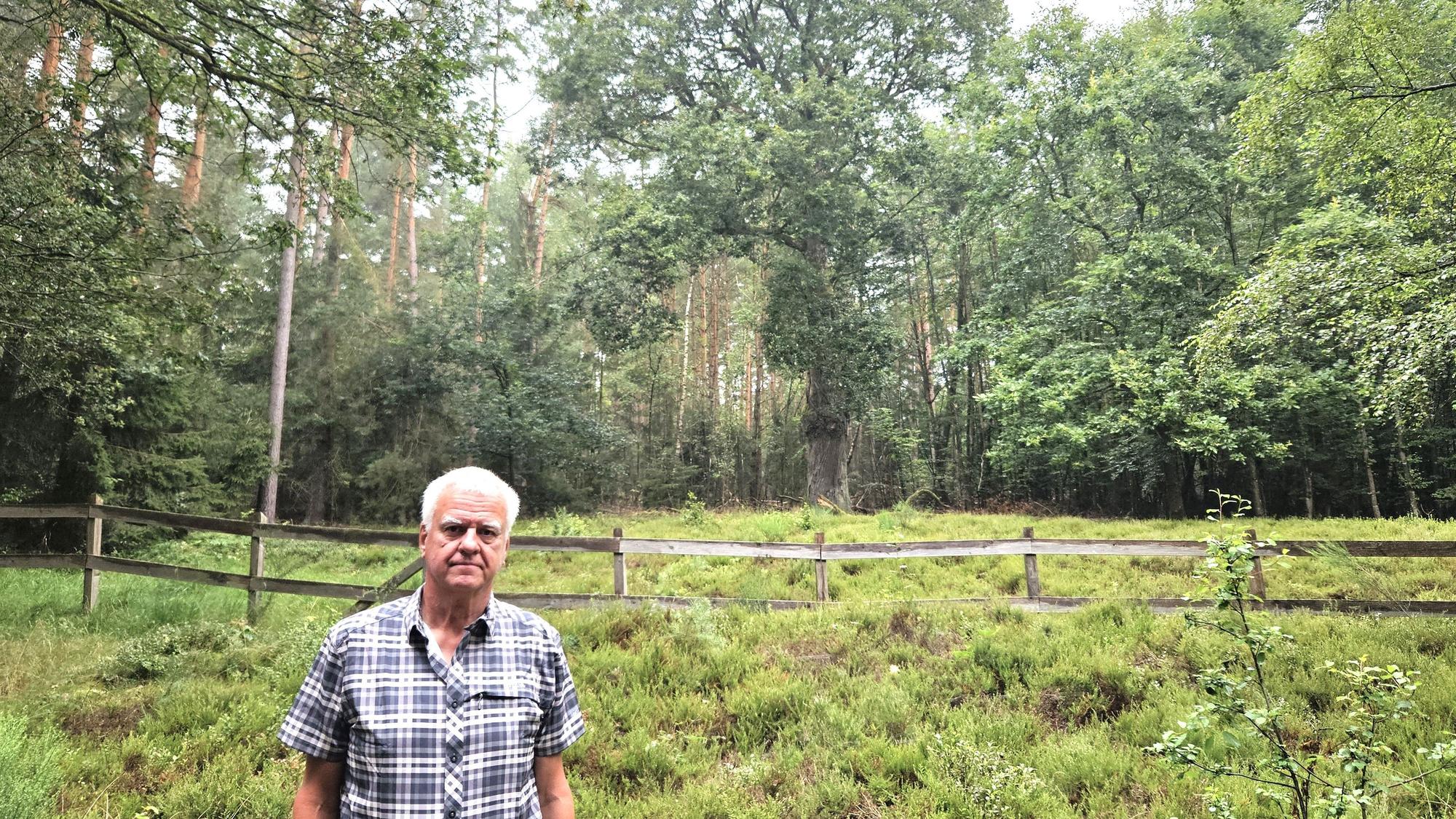 Vor der alten Traubeneiche an Hausbaum steht Wolfgang Röhrig.
