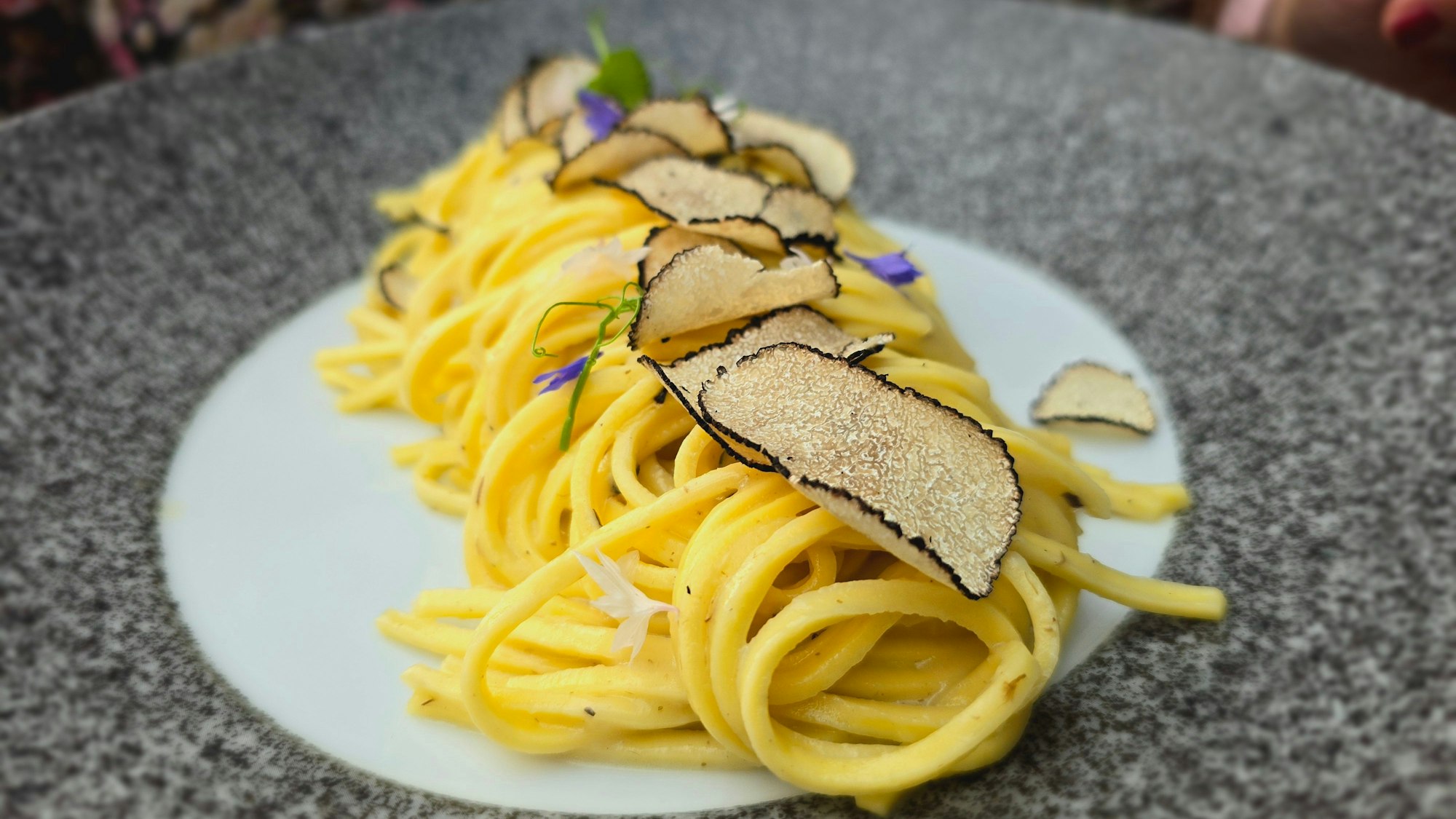 Carsten Henn Restaurant- Gastro-Kritik: Restaurant Römerhof in Bornheim
Getrüffelte Tagliolini 5 gr vom schwarzen Sommertrüffel Parmesan Trüffel Sauce