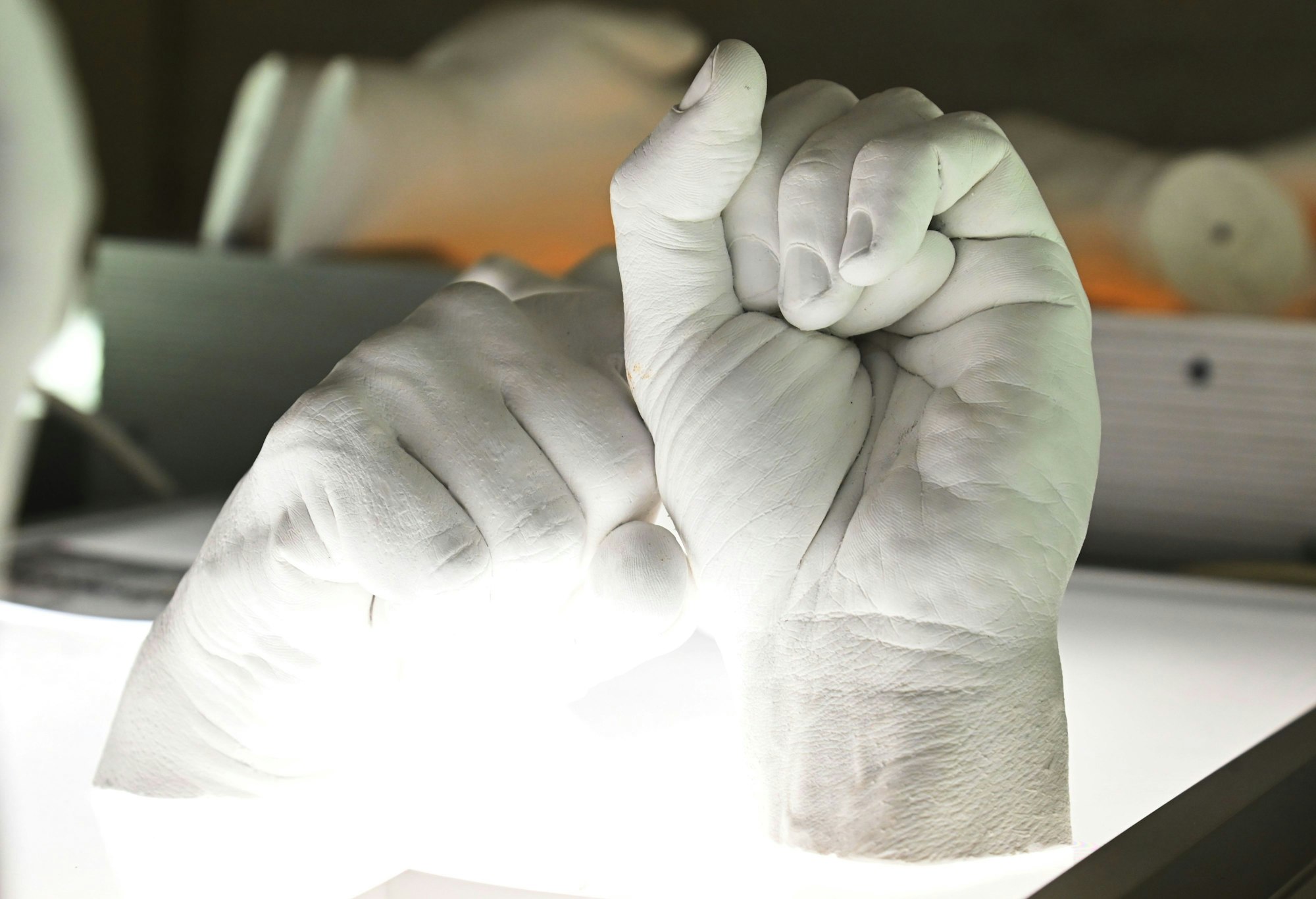 Skulptur der Hände von Chilly Gonzales