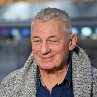 Heinz Hoenig blickt nachdenklich nach unten.