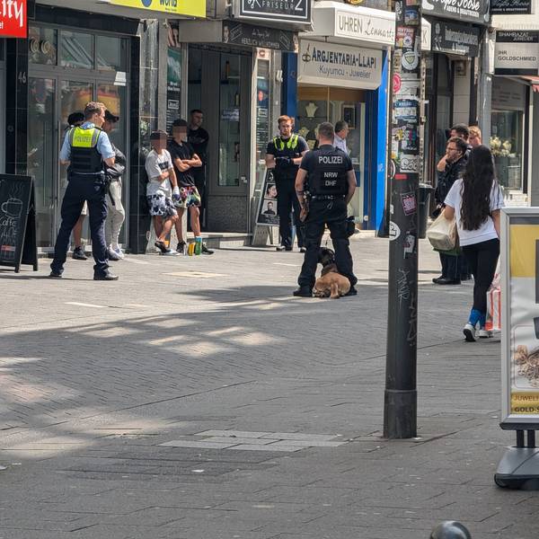 Polizisten halten tatverdächtige Jugendliche im Juli 2024 nach einem Halsketten-Raub am Ebertplatz fest.