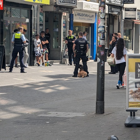 Polizisten halten tatverdächtige Jugendliche im Juli 2024 nach einem Halsketten-Raub am Ebertplatz fest.