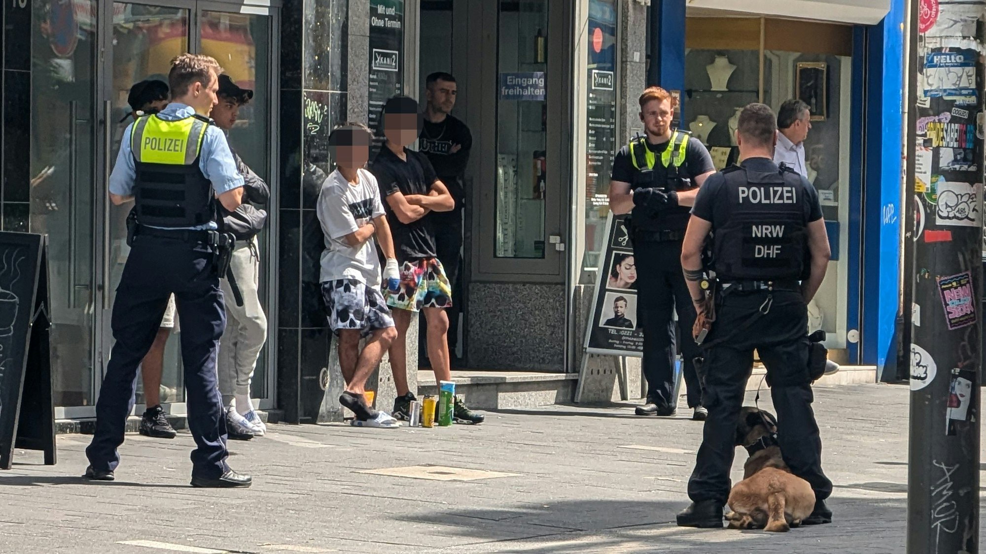 Polizisten halten tatverdächtige Jugendliche im Juli 2024 nach einem Halsketten-Raub am Ebertplatz fest.
