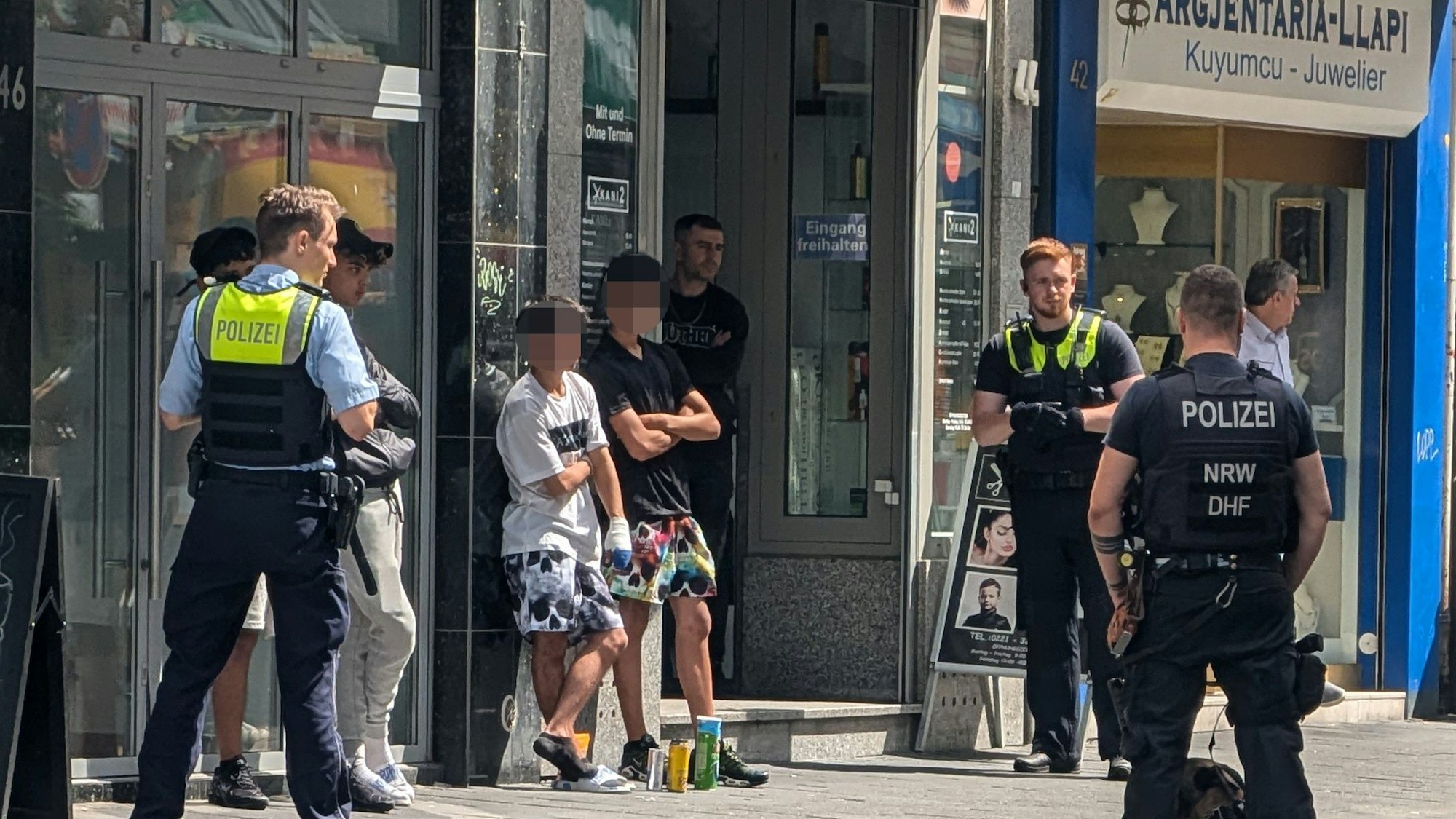 Im Zusammenhang mit dem Halskettenraub setzte die Polizei am Eigeletein mehrere Jugendliche fest.