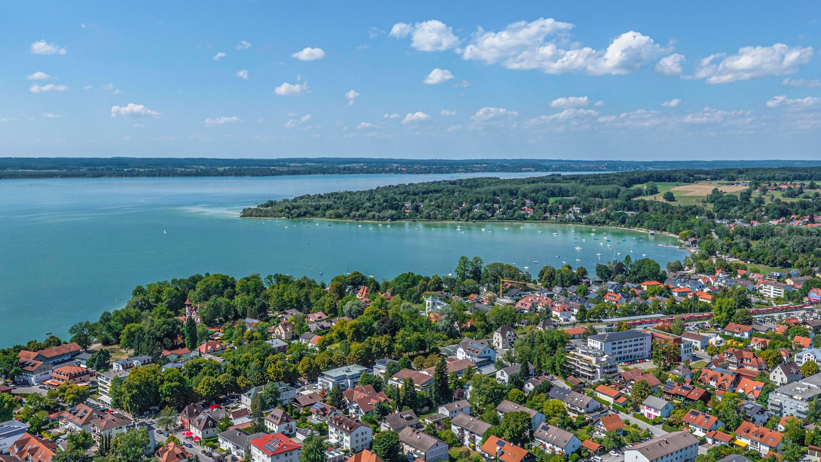 Die Marktgemeinde Herrsching am Ammersee in Oberbayern von oben Ausblick auf Herrsching am östlichen Ammersee in der Region Fü Herrsching Bayern Deutschland *** The market town of Herrsching am Ammersee in Upper Bavaria from above View of Herrsching on the eastern shore of Lake Ammersee in the region Fü Herrsching Bavaria Germany Copyright: xmultimaps360/Rochaux 20220816_Herrsching-Mitte_10