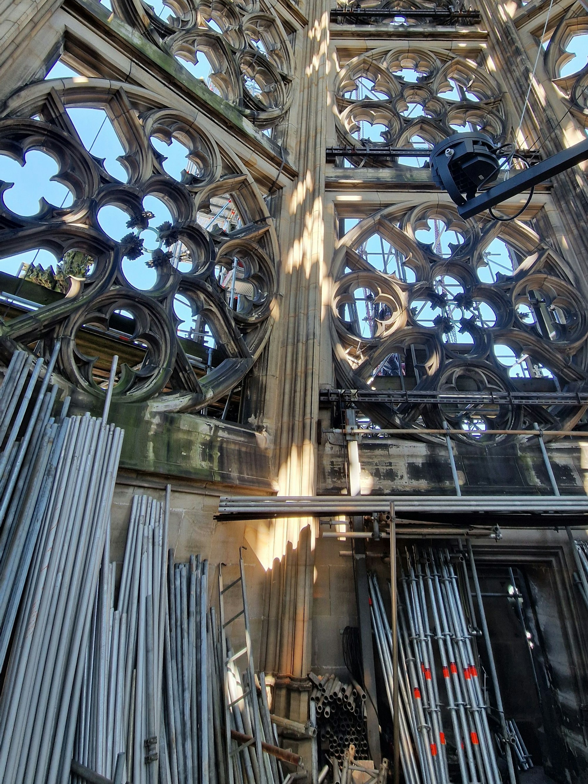 Blick in das Innere des Nordturms, in dem Baumaterialien gelagert sind.