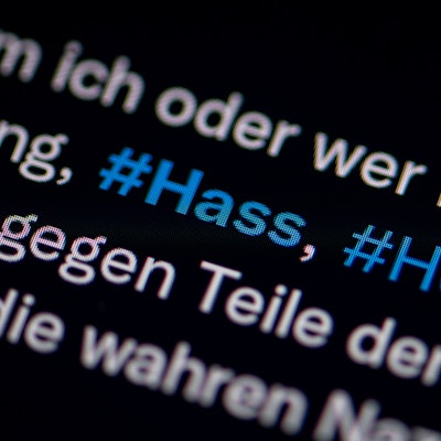 Über das soziale Netzwerk X soll der Angeklagte Hetzerei gegen Minderheiten gestartet haben.