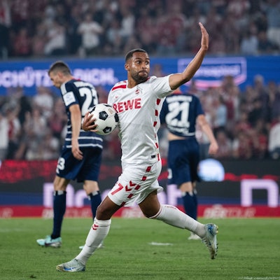 Kölns Linton Maina jubelt nach seinem Anschlusstreffer zum 1:2.