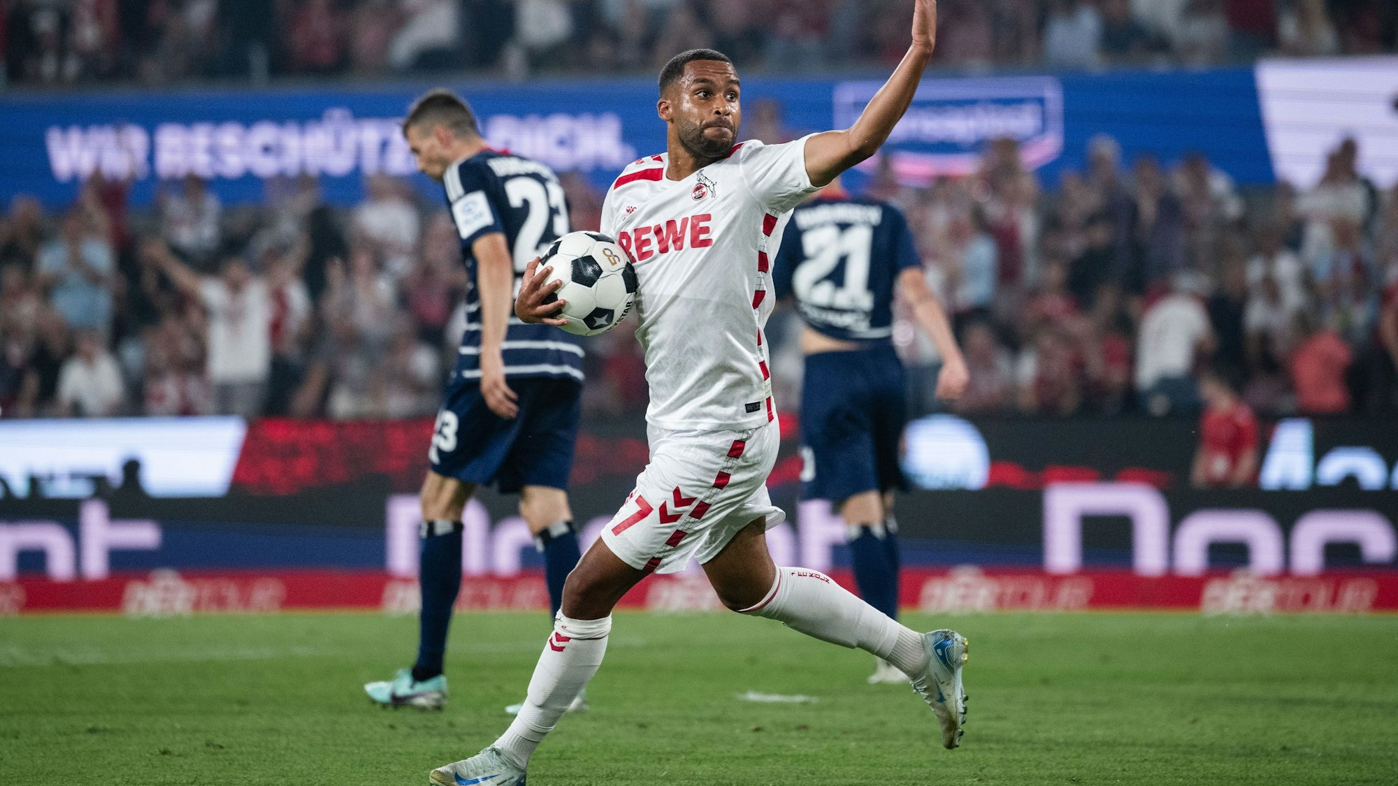 Kölns Linton Maina jubelt nach seinem Anschlusstreffer zum 1:2.