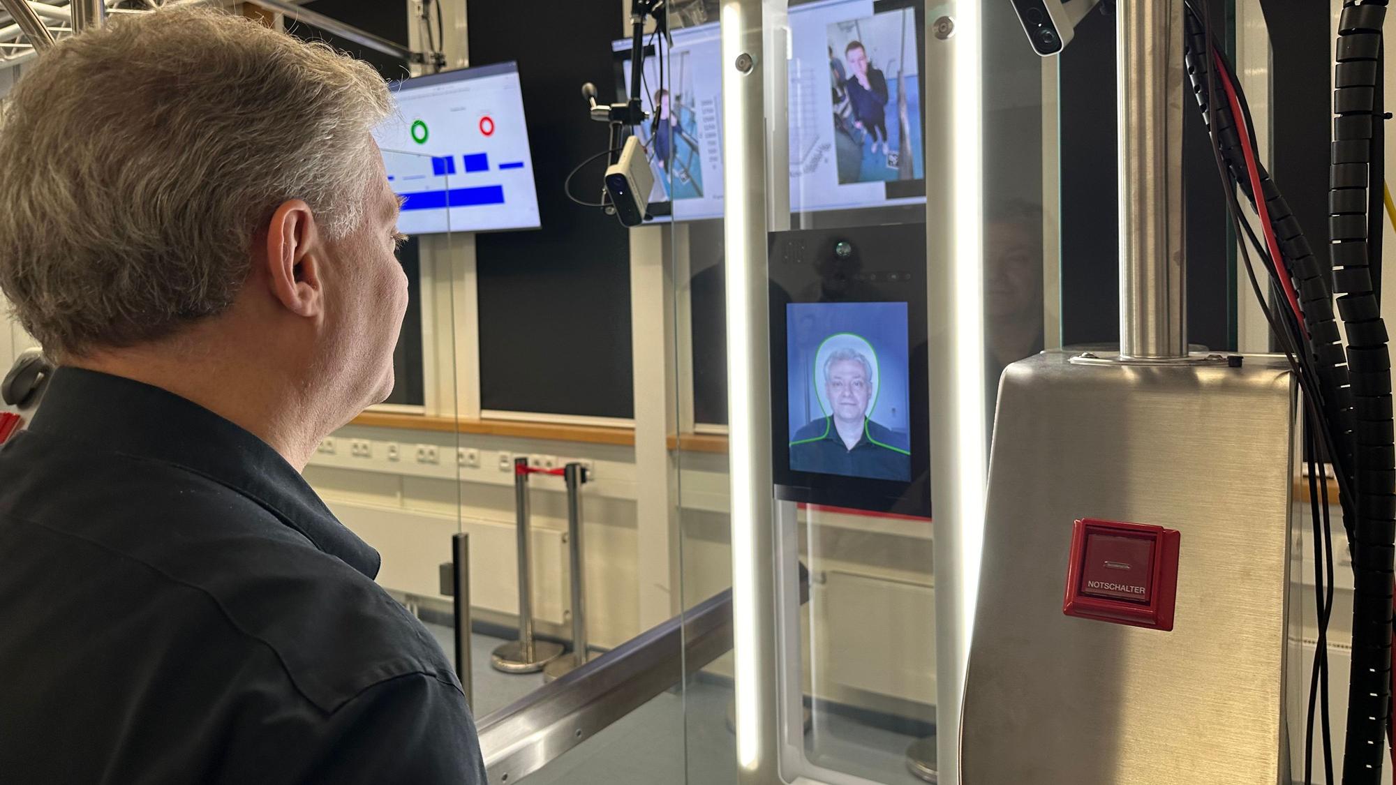 Aufseiten des Bundesamtes für Sicherheit in der Informationstechnik leitet Ralph Breithaupt das Projekt an der Hochschule Bonn-Rhein-Sieg. Er zeigt eine Testanwendung am virtuellen Flughafen.