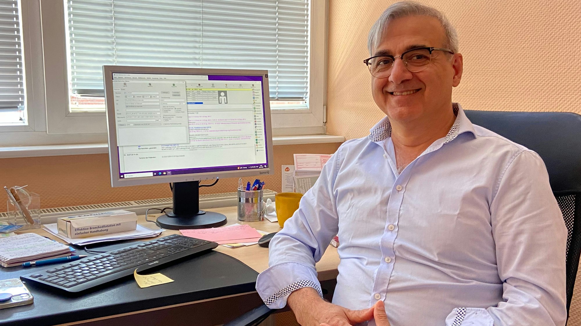 Masoud Takhsha übernahm vakante Kassenzulassung in Porz-Wahn. Auch in der Großstadt wird es schwierig, Arztpraxen neu zu besetzen.