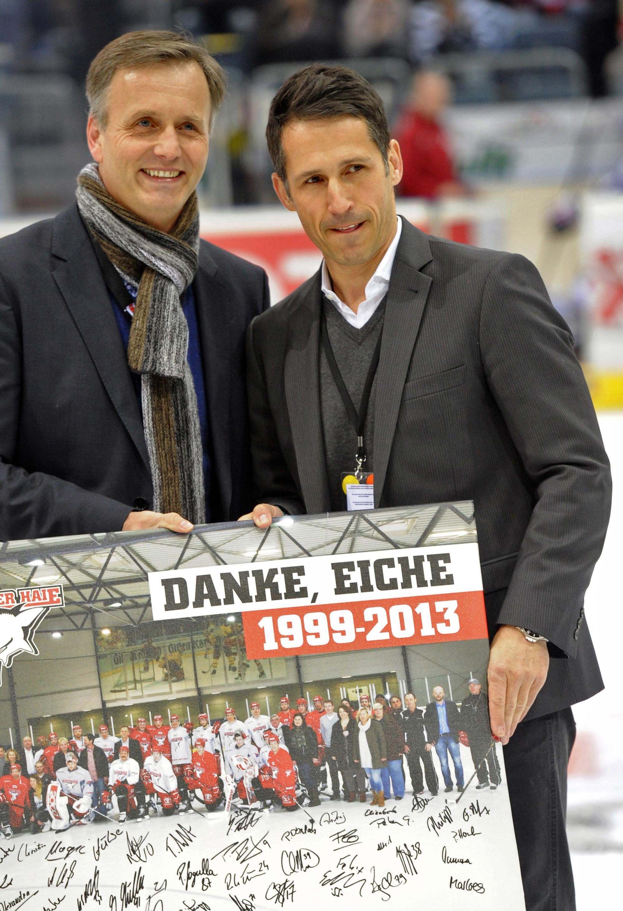 Thomas Eichin (r) wird von KEC-Gesellschafter Peter Schönberger als Geschäftsfürer der Kölner Haie verabschiedet.