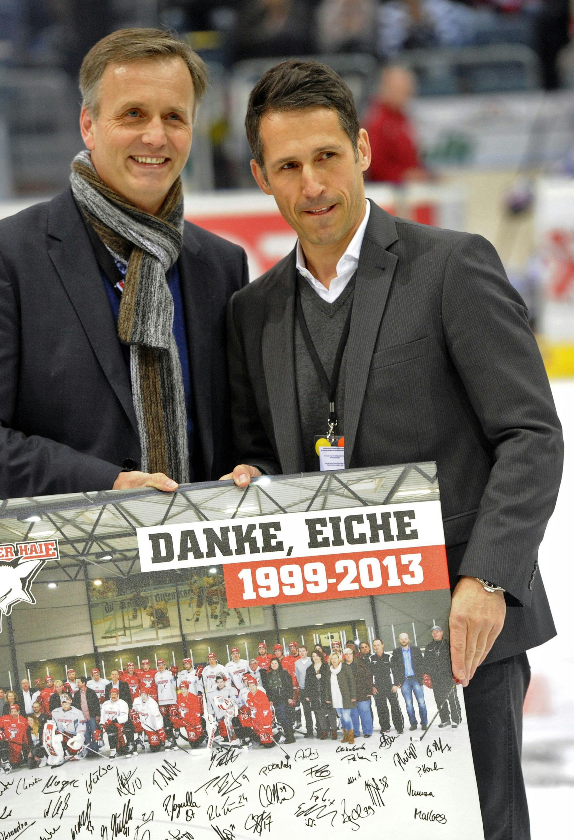 Thomas Eichin (r) wird von KEC-Gesellschafter Peter Schönberger als Geschäftsfürer der Kölner Haie verabschiedet.