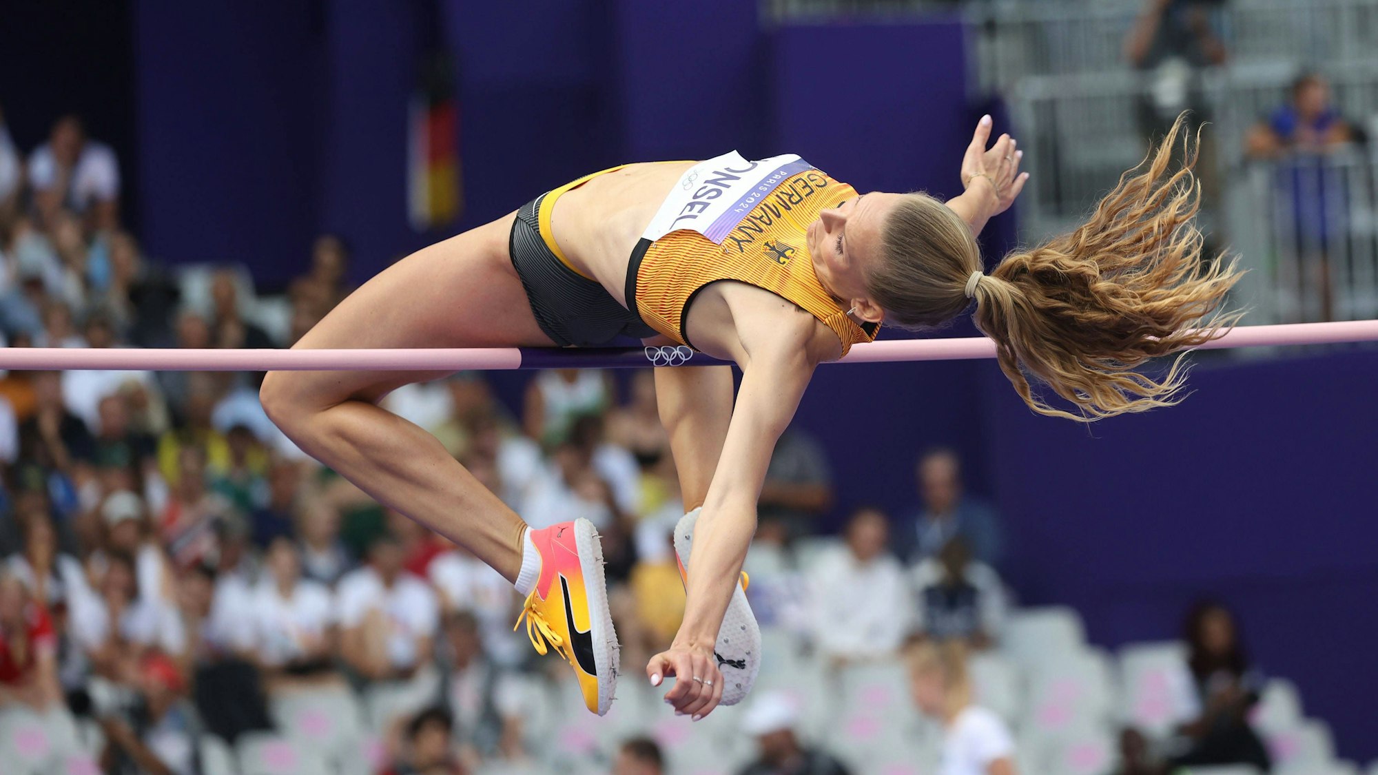 Das Bild zeigt die Hochspringerin Christina Honsel bei der Olympiade in Paris.