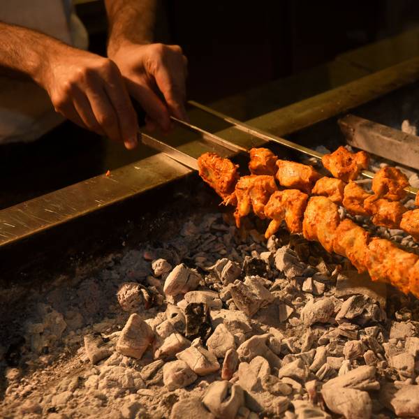 Fleischspieße auf einem Holzkohlengrill.