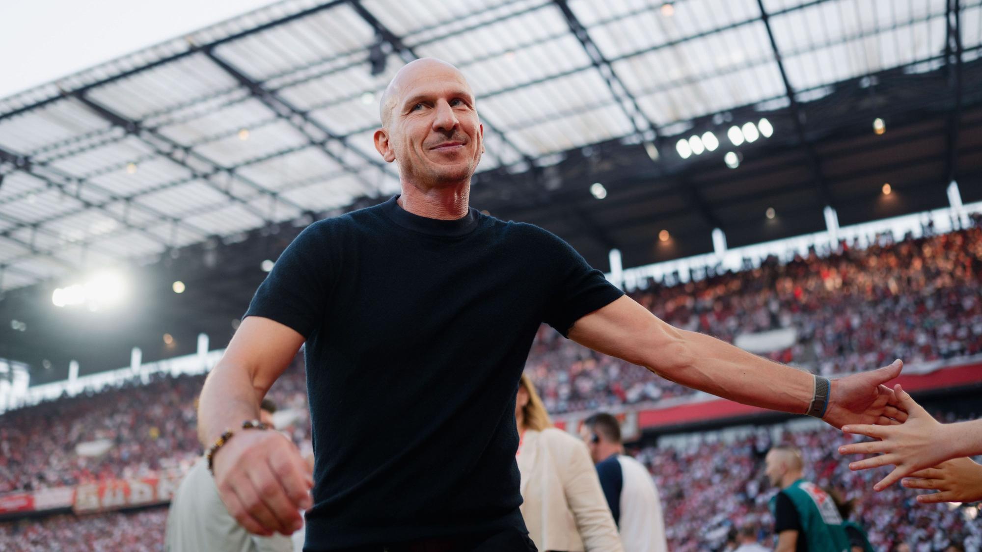 Kölns Trainer Gerhard Struber klatscht vor der Partie mit Fans ab. Der 1. FC Köln hat seine Auftakt-Partie gegen den HSV verloren.