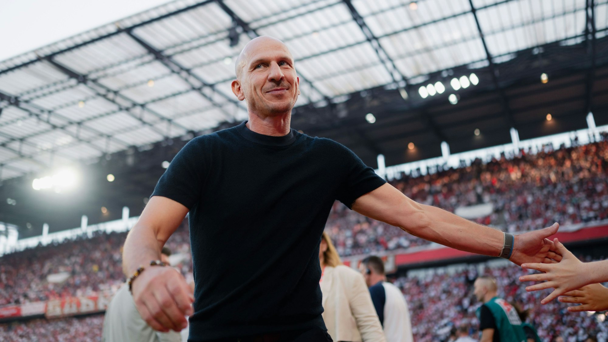 Kölns Trainer Gerhard Struber klatscht vor der Partie mit Fans ab. Der 1. FC Köln hat seine Auftakt-Partie gegen den HSV verloren.
