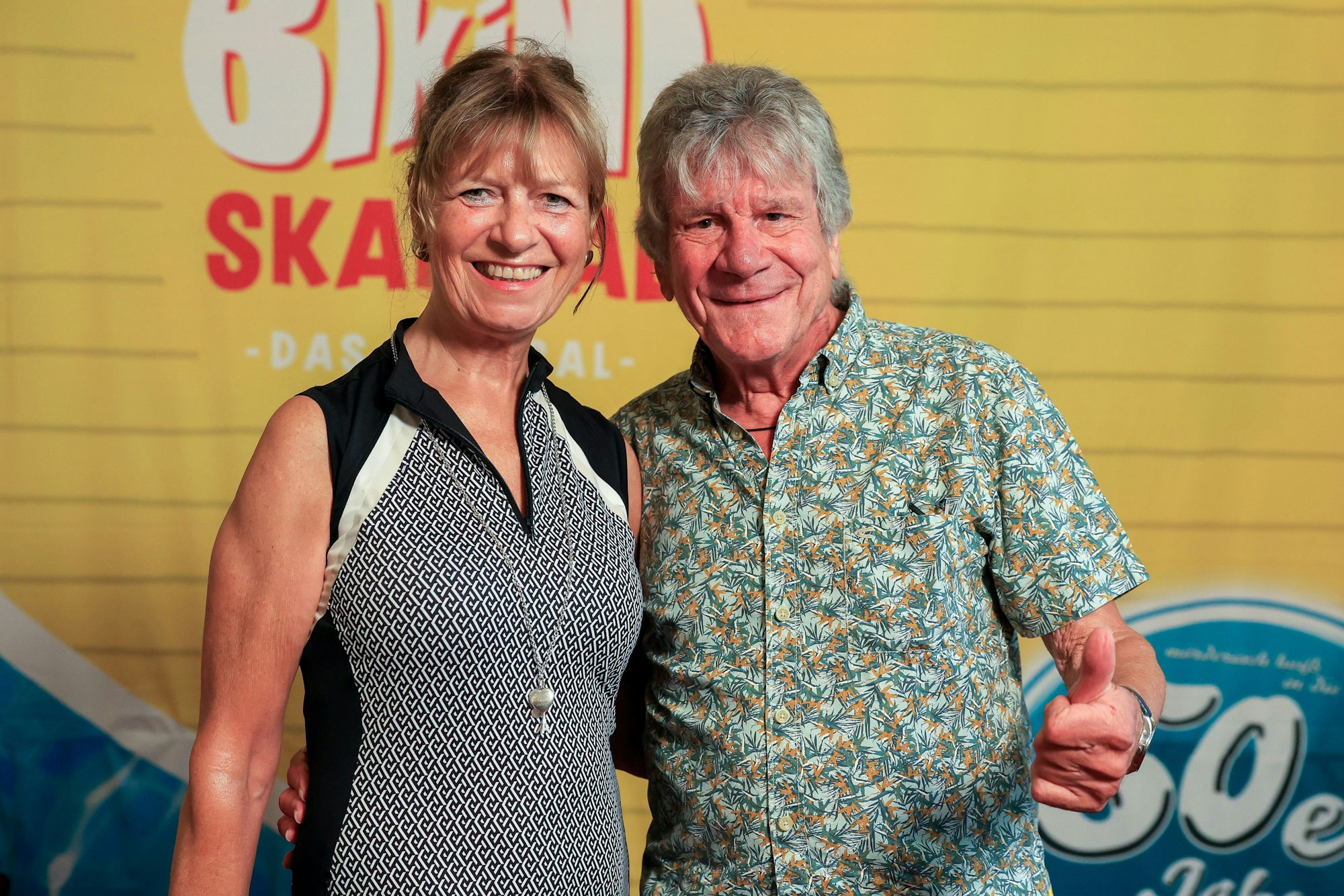 Bömmel Lückerath und seine Frau Dorothee vor Fotowand