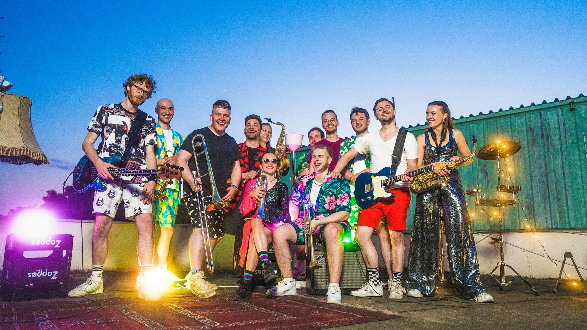 Eine Gruppe junger Leute mit verschiedenen Musikinstrumenten.