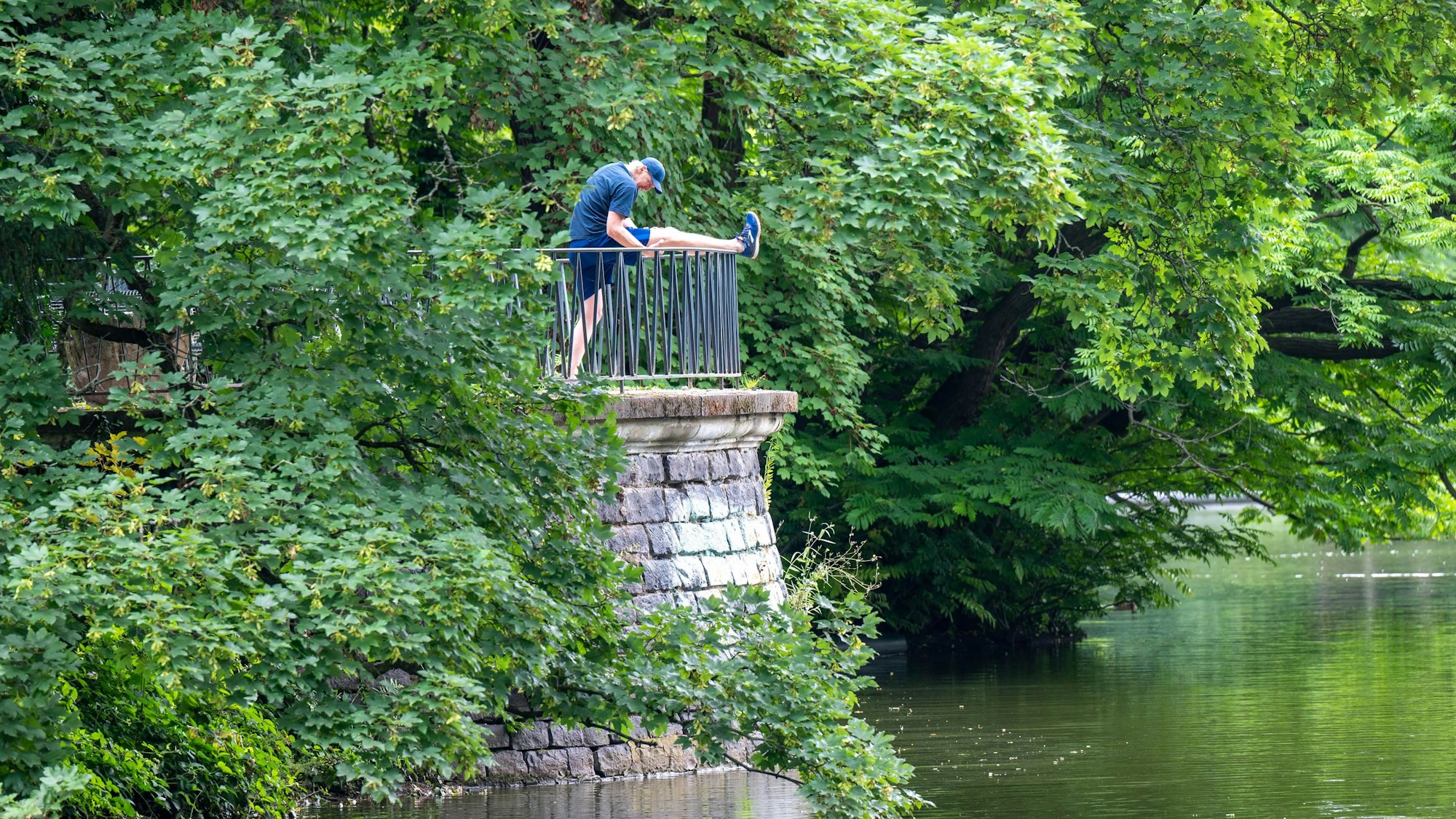 26.07.2021, Köln: Menschen treiben Sport im Teich im Volksgarten. Foto: Uwe Weiser