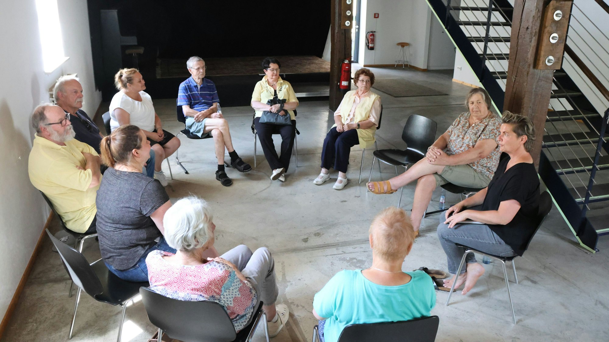 Das Foto zeigt Seniorinnen und Senioren aus Engelskirchen, die sich von Kriminaloberkommissarin Sabrina Maar beraten lassen.
