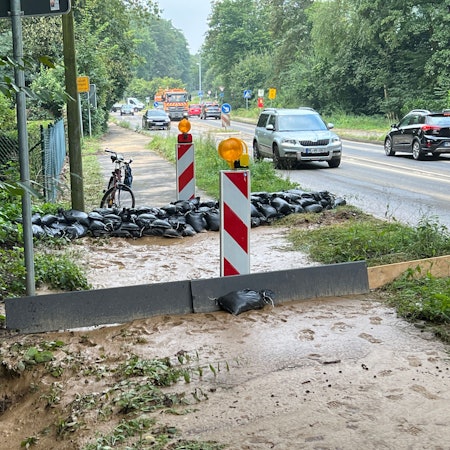 Der Ablauf neben der L294 (in der Bildecke links unten) war überfordert. Aufräumen und Fazit-Ziehen war nach der kurzen aber heftigen Sturzflut vom Donnerstag angesagt. Foto: Ralf Krieger