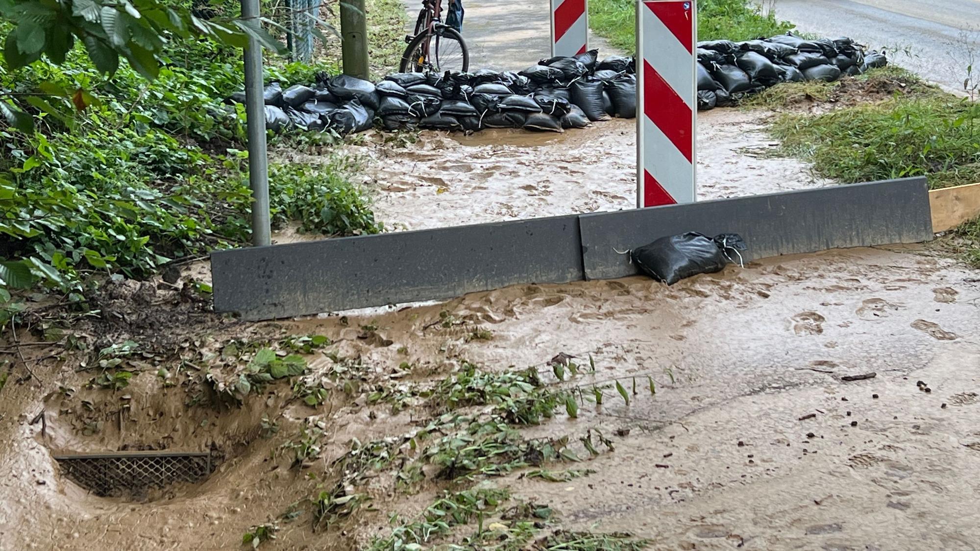 Der Ablauf neben der L294 (in der Bildecke links unten) war überfordert. Aufräumen und Fazit-Ziehen war nach der kurzen aber heftigen Sturzflut vom Donnerstag angesagt. Foto: Ralf Krieger