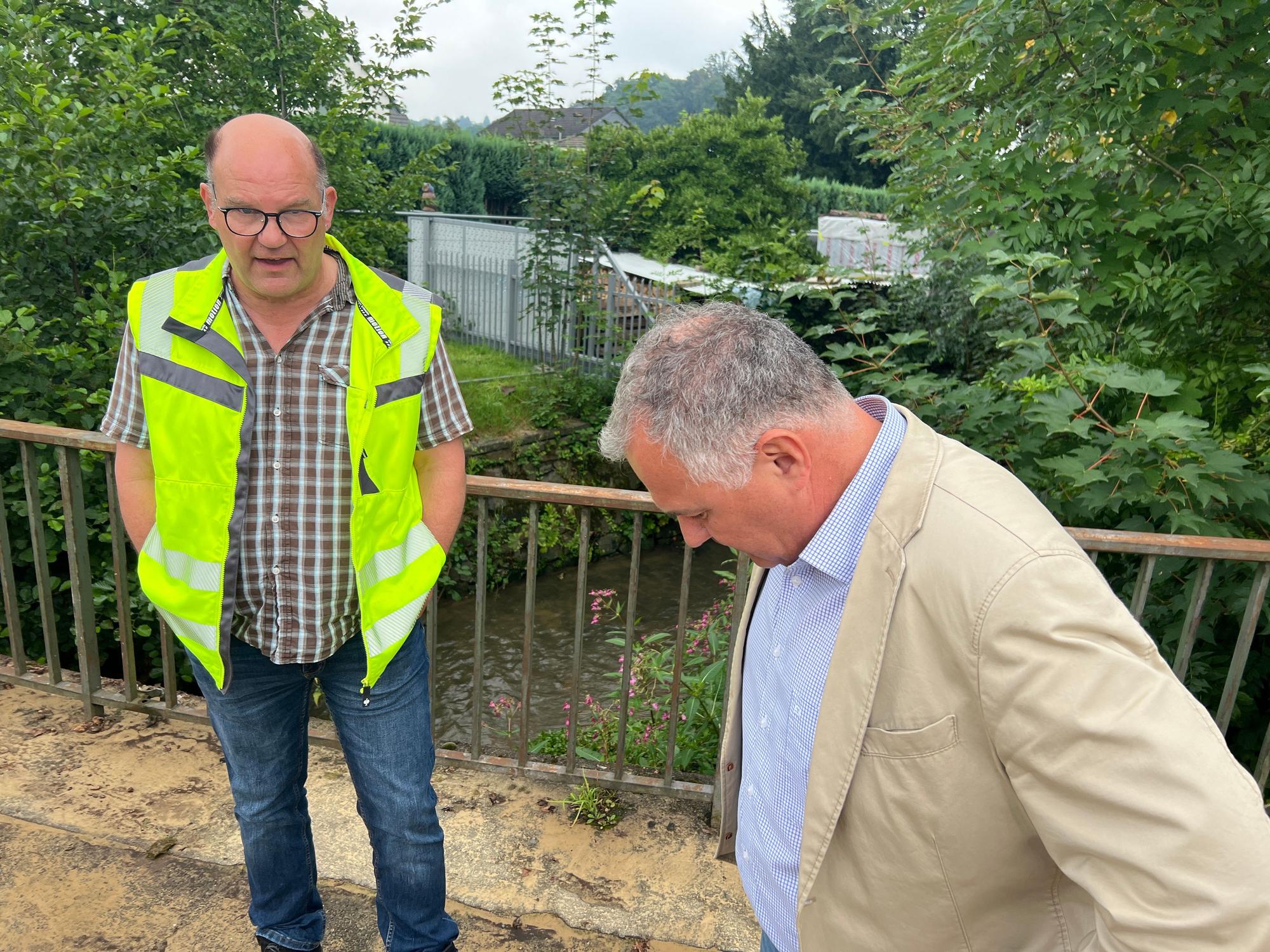 Aufräumen und Fazit-Ziehen war nach der kurzen, aber heftigen Sturzflut vom Donnerstag angesagt. Bürgermeister Frank Steffes und Marcus Branca (links).