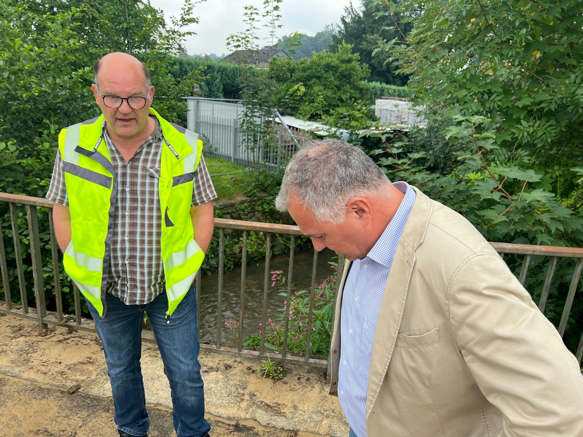 Aufräumen und Fazit-Ziehen war nach der kurzen, aber heftigen Sturzflut vom Donnerstag angesagt. Bürgermeister Frank Steffes und Marcus Branca (links).
