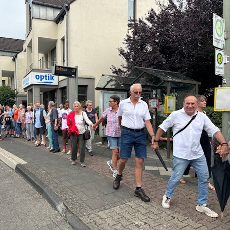 Über 400 Personen bildeten Hand in Hand eine Menschenkette in Seelscheid.