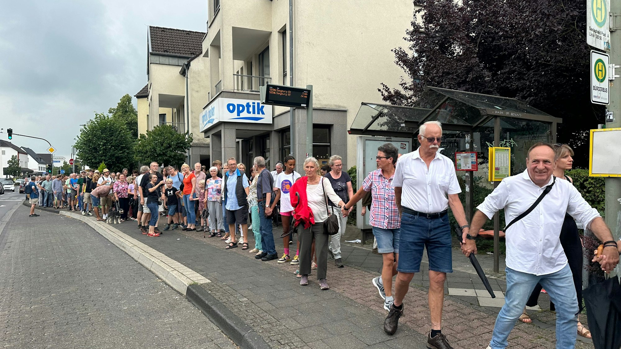 Über 400 Personen bildeten Hand in Hand eine Menschenkette in Seelscheid.